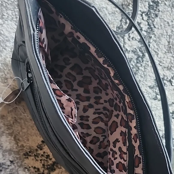 Elegant Black Crossbody Bag - Picture 3 of 4